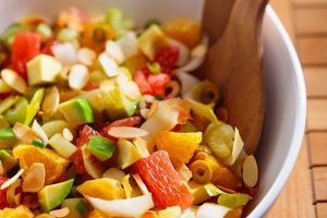 Citrusos vitaminsaláta avokádóval és mandulával.