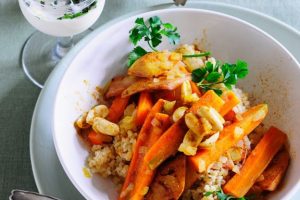 bulgur birsalmával és sült zöldséggel