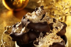 coconut-macaroons-dipped-in-chocolate-616302